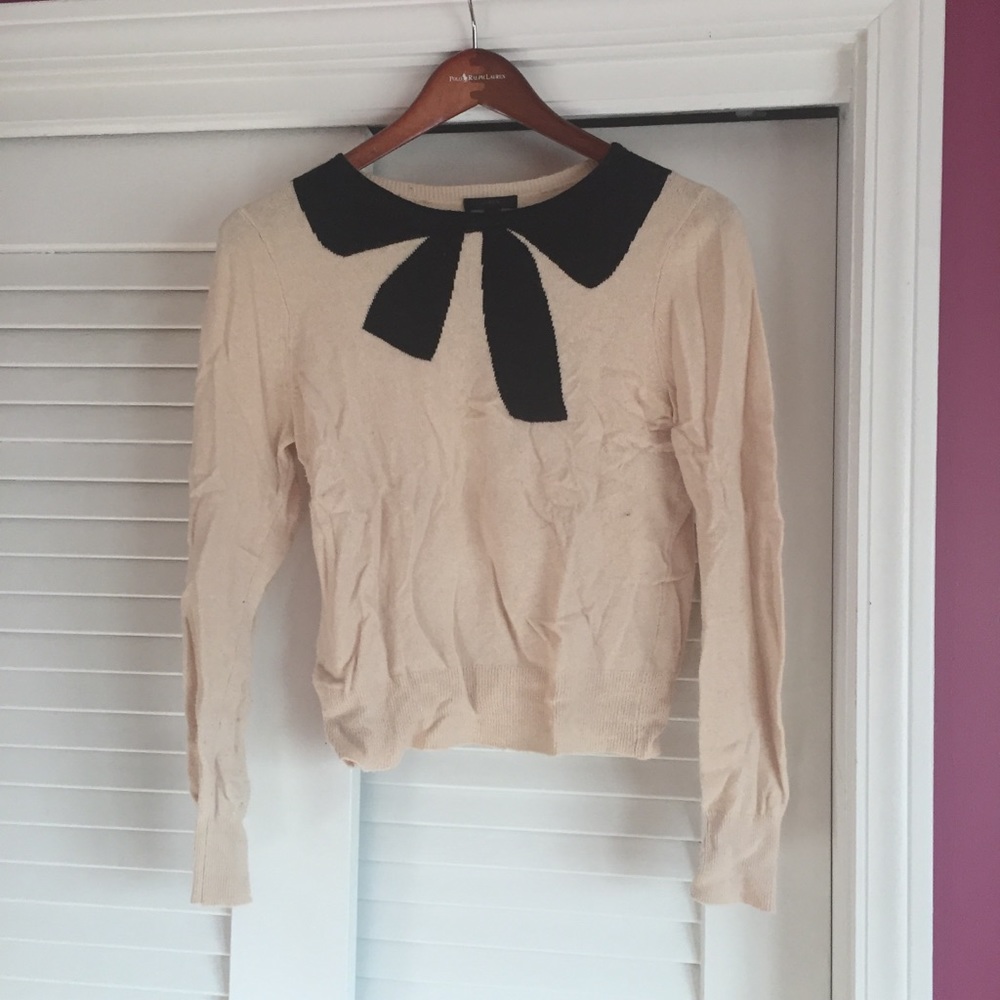 Sweater with bow pattern